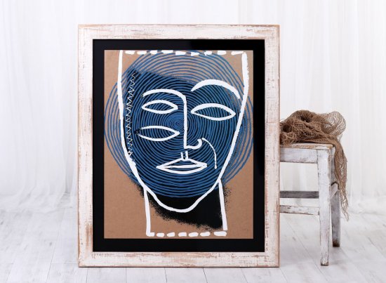 Sítotisk Povo Dogon od JAS v dřevěném rámu shabby chic stylu s výranou probroušenou bílou barvou 