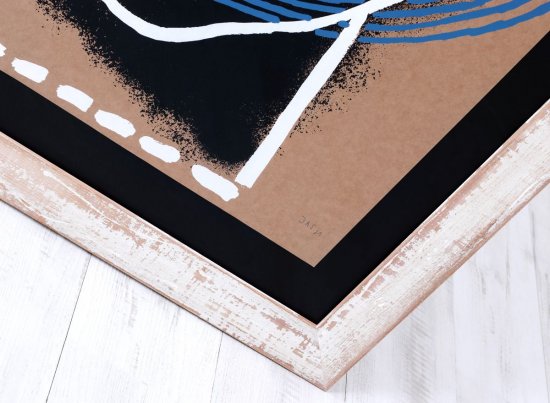 Výrazný dřevěný rám s bílou oprýskanou barvou s černou paspartou a tiskem Povo Dogon od JAS 2021 