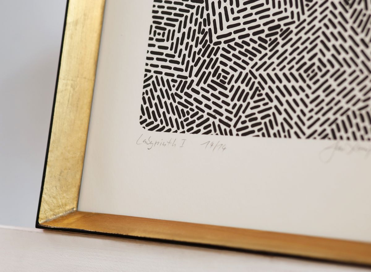 Luxusní rám na litografii Jana Lamra je výrazně vysoký a tvarovaný do špičky | © Frameit.cz
