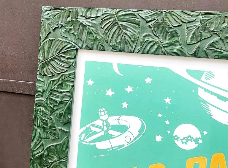 Zajímavý zelený rám s dekorem listů na plakátu Pasty Onera | © Frameit.cz