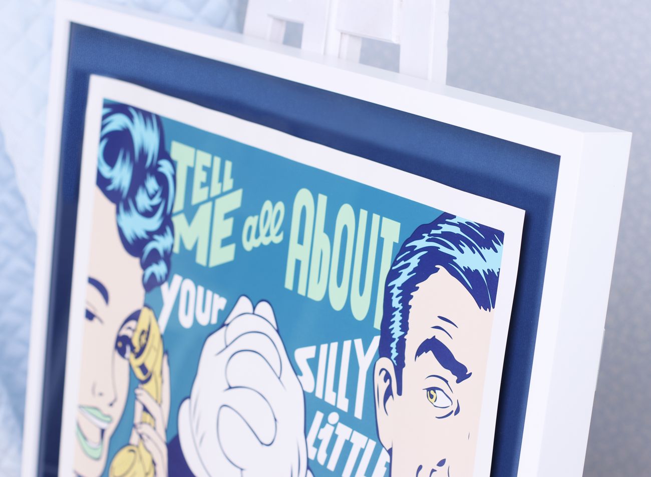 Moderní rámování plakátu Silly Habits Pasty Onera s bílým rámem a modrou paspartou a 3D efektem | © Frame-it.cz