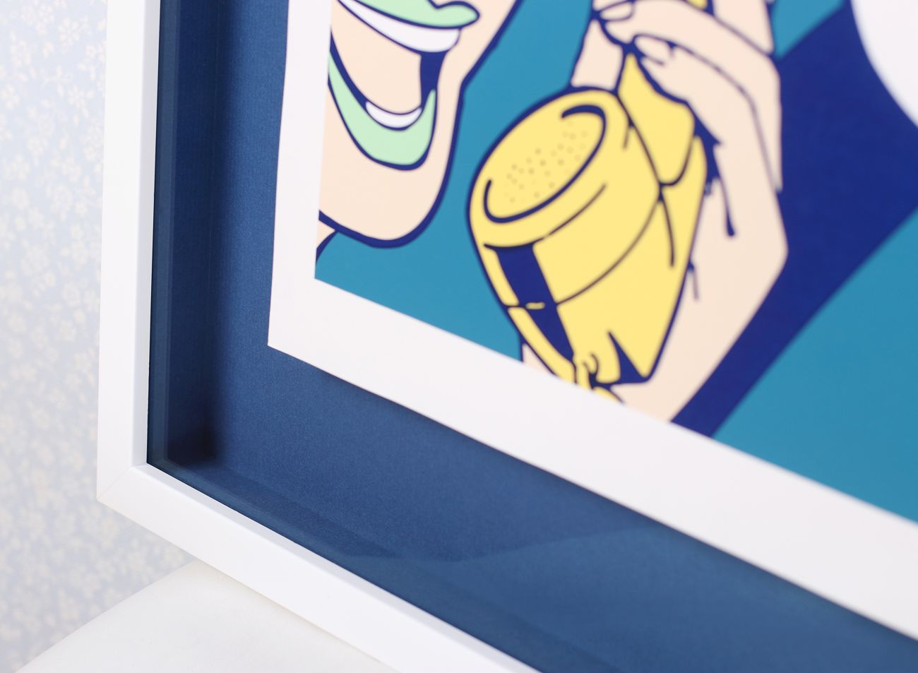 3D rámování s bílým rámem a modrou paspartou na plakát Silly Habits Pasty Onera | © Rámařství Frame it