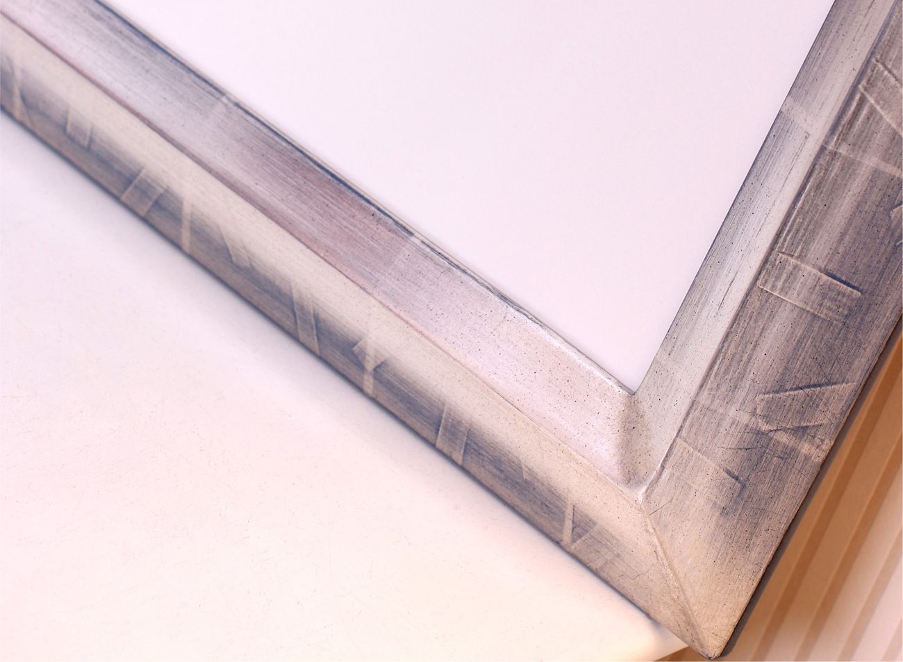 Rámování obrazu Gerharda Richtera do luxusního platinového rámu - detail rohu