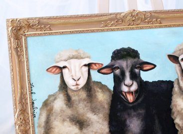 Detail obrazu Black Sheep Leah Saulnier s blondelovým rámem a kvalitně vypracovanými rohovovými a středovými ornamenty na malířském stojanu