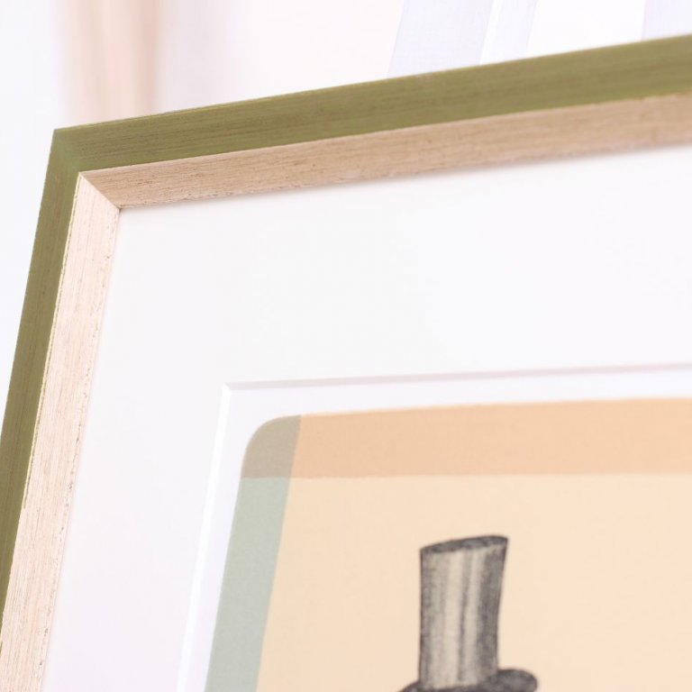 Zvolený zelený rám na litografii Jiřího Slívy má zajímavé odstíny zelené s barevnými přechody a krémovou vnitřní hranou