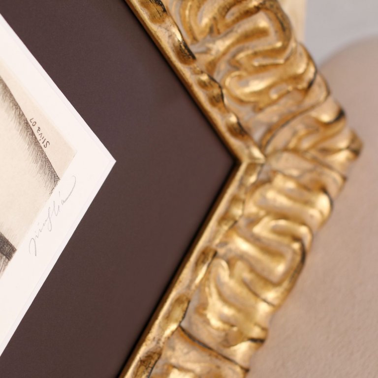 Rámování leptu Jiřího Slívy Alfa a Omega do hnědé pasparty a výrazně ornamentálního zlatého rámu