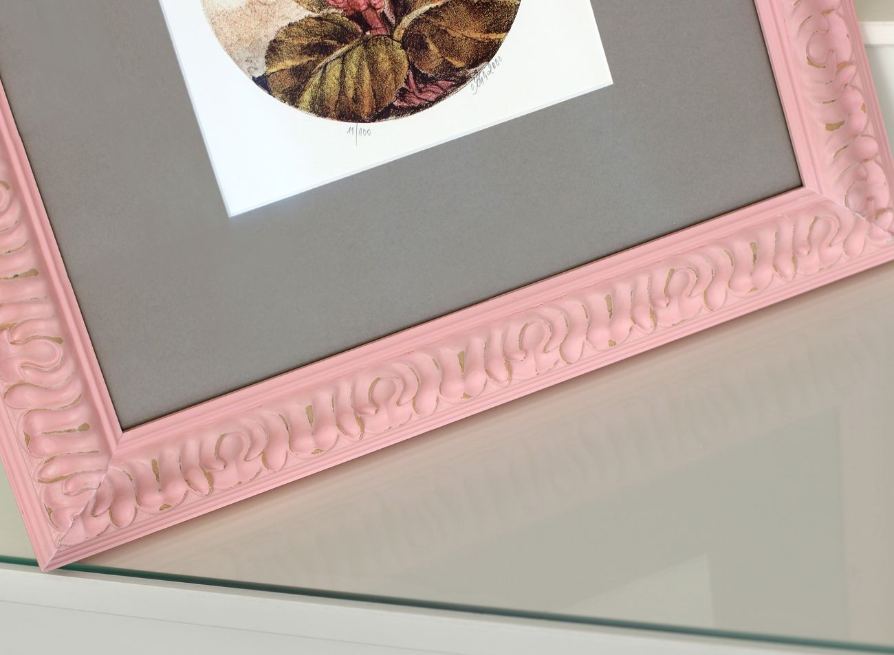Detail růžového rámu na kruhový obraz Olgy Stárkové