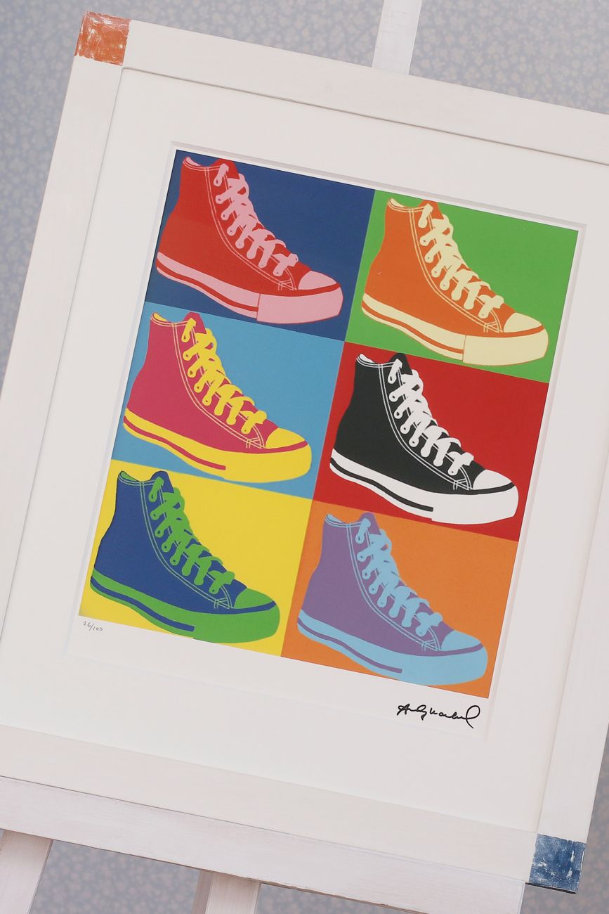 Rámování obrazu Andy Warhol Converse detail modrého a oranžového rohu rámu