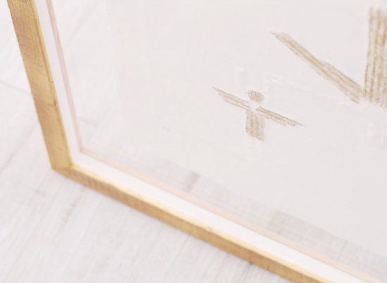 Grafika Andělíčci Olbrama Zoubka zarámovaná mezi dvěma antireflexními skly ve zlatém rámu 