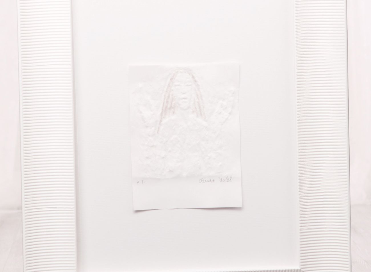 Reliéfní tisk O. Zoubka O. orantka zarámovaný v bílém rámu a bílé paspartě | © Rámařství Frame it
