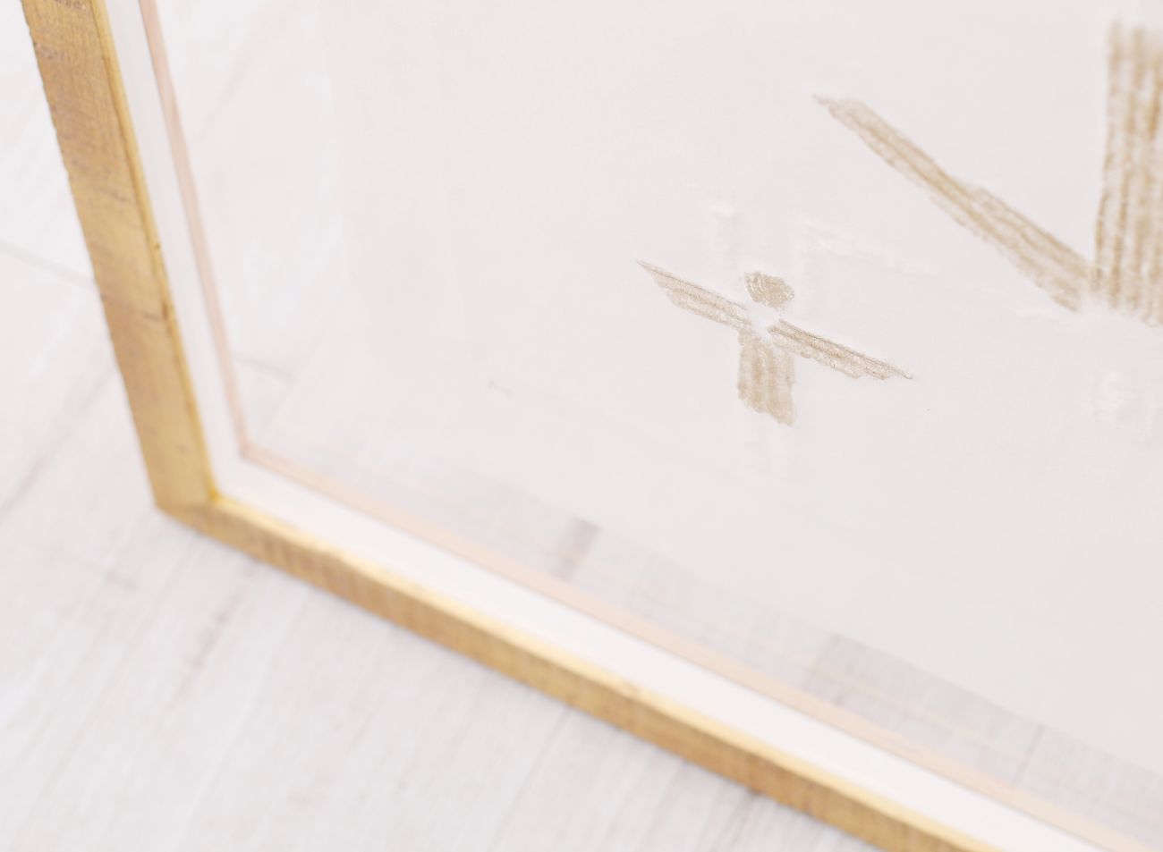 Grafika Andělíčci Olbrama Zoubka zarámovaná mezi dvěma antireflexními skly ve zlatém rámu  | © Frameit.cz