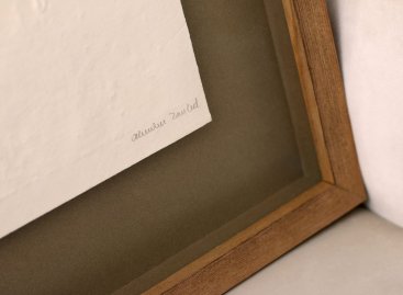 Hluboký přírodní rám ze severské borovice dává slepotisku Olbarama Zoubka plně vyniknout