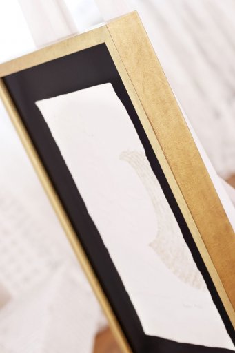 Prostorové rámování reliéfního tisku Sblížení Olbrama Zoubka do hlubokého moderního zlatého rámu
