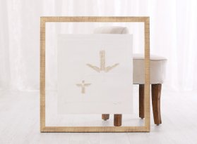 Reliéfní grafika Olbrama Zoubka zarámovaná mezi dvěma antireflexními skly ve zlatém rámu