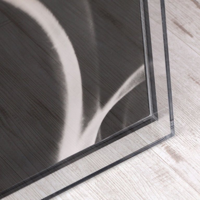 Černý kovový rám a zakázkový plexi box na míru pro fotografii Jaroslava Röslera