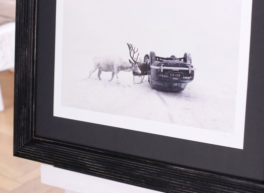 Fotografie Martina Stranky Until You Wake Up paspartovaná do černé muzeální pasparty a elegantního černého dřevěného rámu