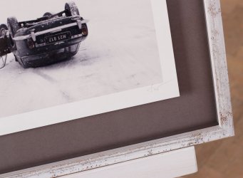 Detail rámování fotografie Martin Stranka, Until You Wake Up, v bílém dřevěném rámu