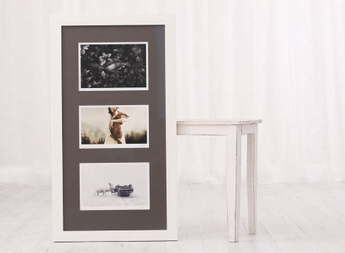 Bílý dřevěný rám a pasparta se třemi výřezy na tři fotografie Martina Stranky