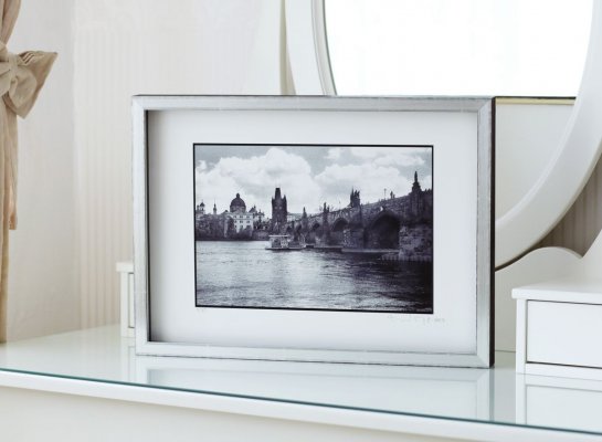 Fotografie Robert Vano Karlův most v moderním elegantním stříbrném rámu s černými detaily