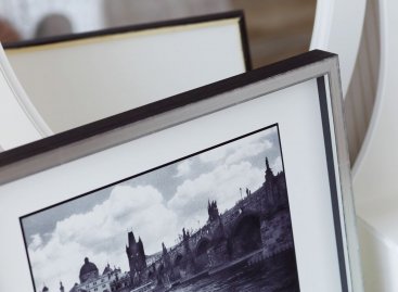 Fotografie Robert Vano Karlův most v moderním černo stříbrném 3D rámování