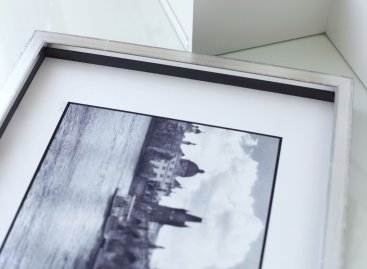 Čistý moderní stříbrný rám s fotografií Roberta Vana v interiéru na toaletním stolku