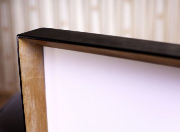 Úzký rám na fotografii Eva v poušti Adolfa Ziky s černou vnější hranou a zlatým vnitřkem