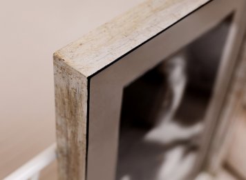 Elegantní zpracování povrchu moderního na zakázku vyrobeného rámu v patinovaném stříbře na bromostříbrnou autorskou fotografii Jaroslava Brabce. 