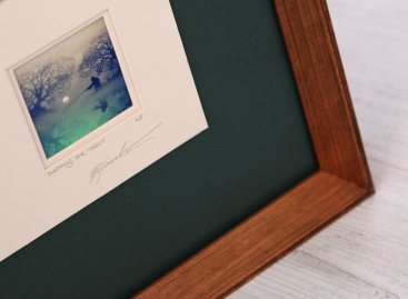 Detail původního paspartování rybářských fotografií s podpisy autora, novou tmavozelenou paspartou a moderním designem nového měděného rámu.