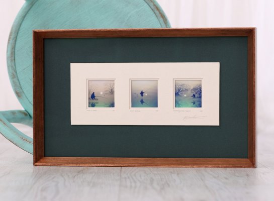 Triptych fotografií v měděném rámu s tmavozelenou paspartou a signaturou autora.