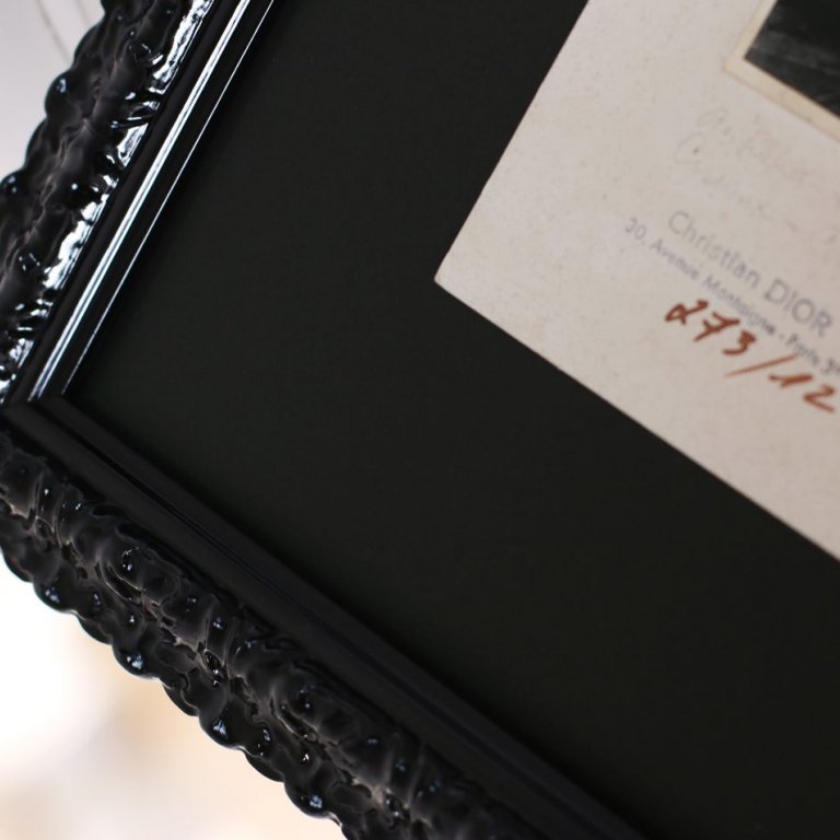Stará módní fotografie Dior 1949 v glamour černém rámu s barokním ornamentem