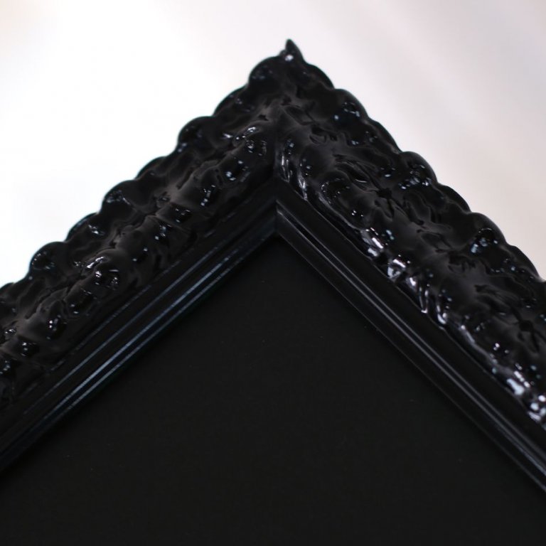 Černý lesklý glamour rám a černá pasparta orámují foto módního domu Dior