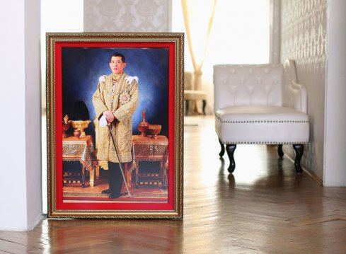 Rámování oficiálního portrétu krále Thajska do zlatého ornamentálního rámu a červené pasparty pro interiér ambasády