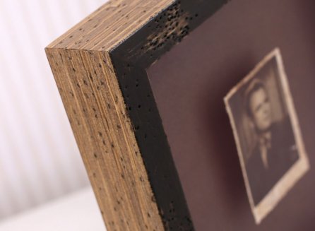 Rámování kabinetní fotografie do dřevěného rámu s 3D efektem v kombinaci černého a hnědého dřeva