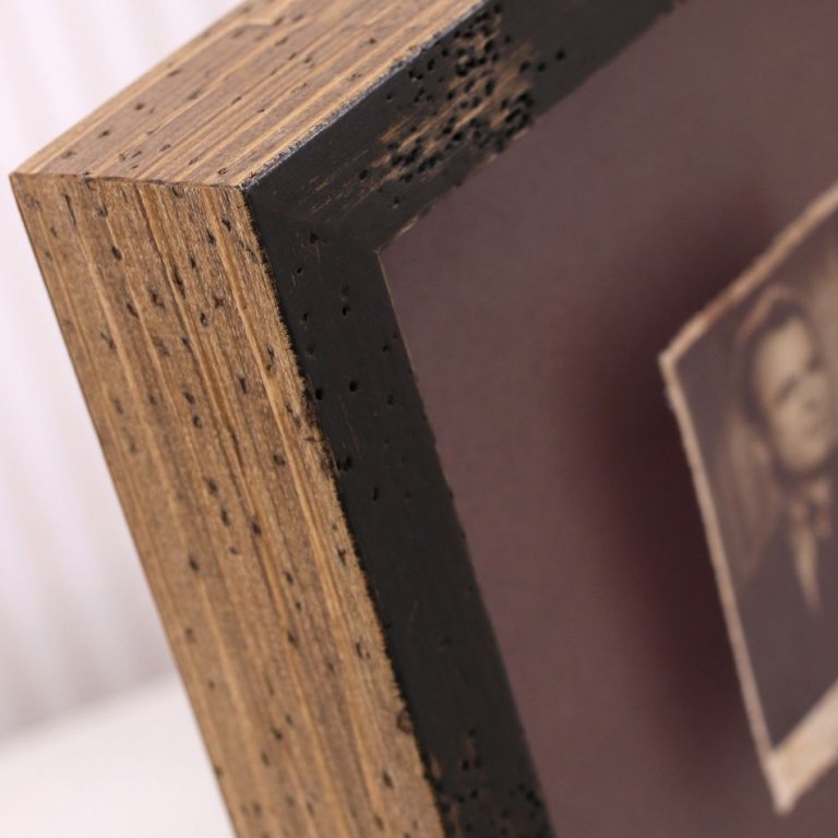 Rámování kabinetní fotografie do dřevěného rámu s 3D efektem v kombinaci černého a hnědého dřeva