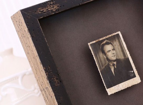 Ačkoli je fotorám nový,  je napatinován do vzhledu starého letitého dřeva