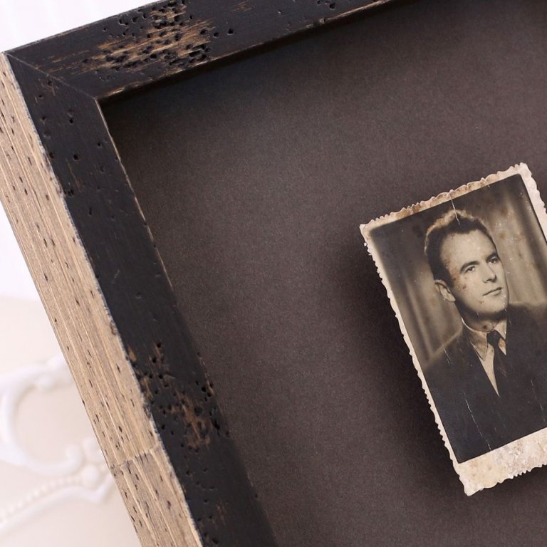 Ačkoli je dřevo nové, je napatinováno do vzhledu starého letitého dřeva 