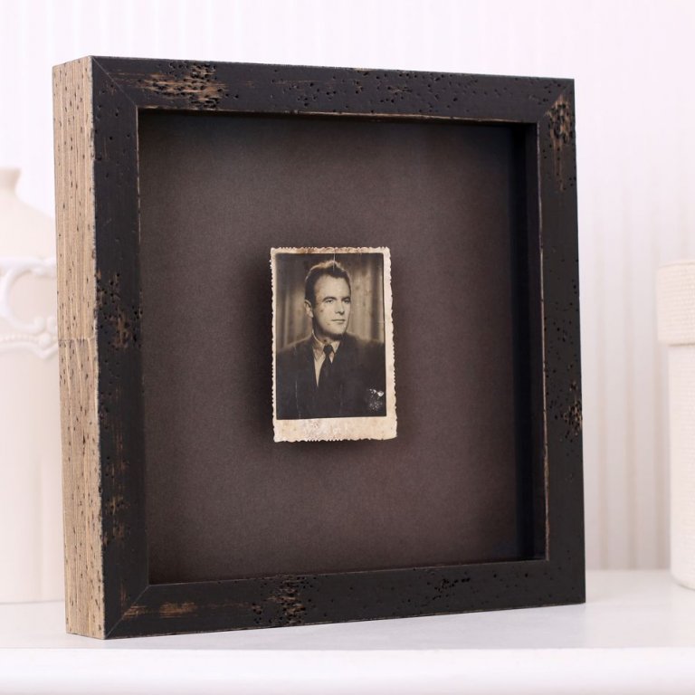 Rámování kabinetní fotografie do dřevěného rámu s 3D efektem a vzorem červotoče