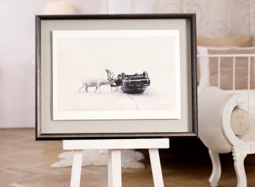 Fotografie Martina Stranky, Until You Wake Up formátu A2 zarámovaná v moderním stříbrně metalickém hlubokém rámu levitující nad paspartou na stojanu v pražském interiéru.