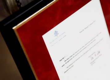 Rudá pasparta vypadá v rámu ušlechtile a luxusně