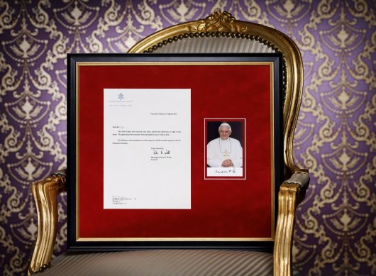 Rámování fotografie papeže Benedikta do sametové pasparty a klasického rámu