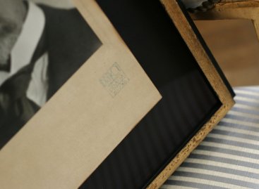 Tmavá muzeální pasparta a stupínkový rám se zlatem a patinou na fotgrafii TGM Františka Drtikola