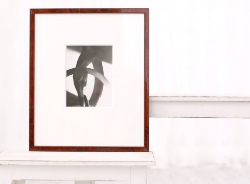 Černobílý fotografický akt Františka Drtikola v tradičním zarámování do lesklé dýhy