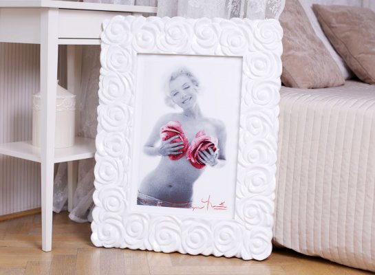 Luxusní rámování fotografie Bert Stern Marilyn Monroe do moderního bílého zakázkového rámu s ornamentem květiny