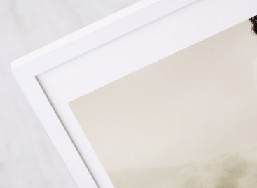 Levný moderní bílý rám ve tvaru hladkého hranolu na fotografii Martina Stranky