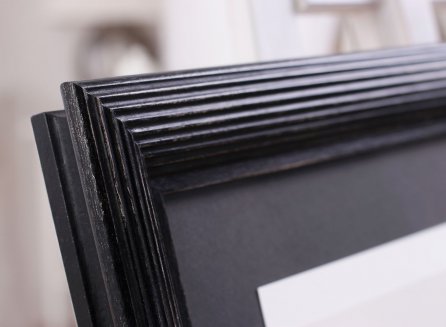 Černý dřevěný rám s hezkým profilem, podélnými pruhy a jemnou patinou