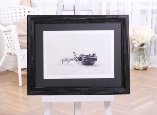 Rámování fotografie Martina Stranky Until You Wake Up do černého patinovaného rámu a šedé pasparty