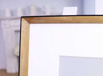 Špičatý tvar rámu na fotoografii Eva in the desert je ideální do moderního interiéru