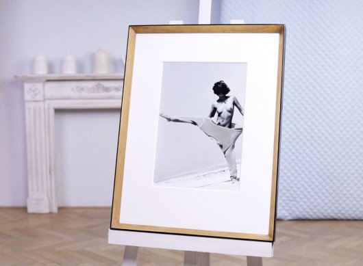 Moderní rámování fotografie Eva in The Desert Adolfa Ziky do úzkého zakázkového rámu