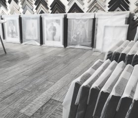 Zarámované černobílé fotografie na výstavu Tono Stano připravené v rámařství Frameit.cz