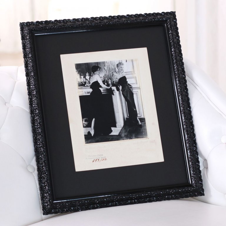 Lesklý černý ornamentální rám glamour módní fotografie Dior 